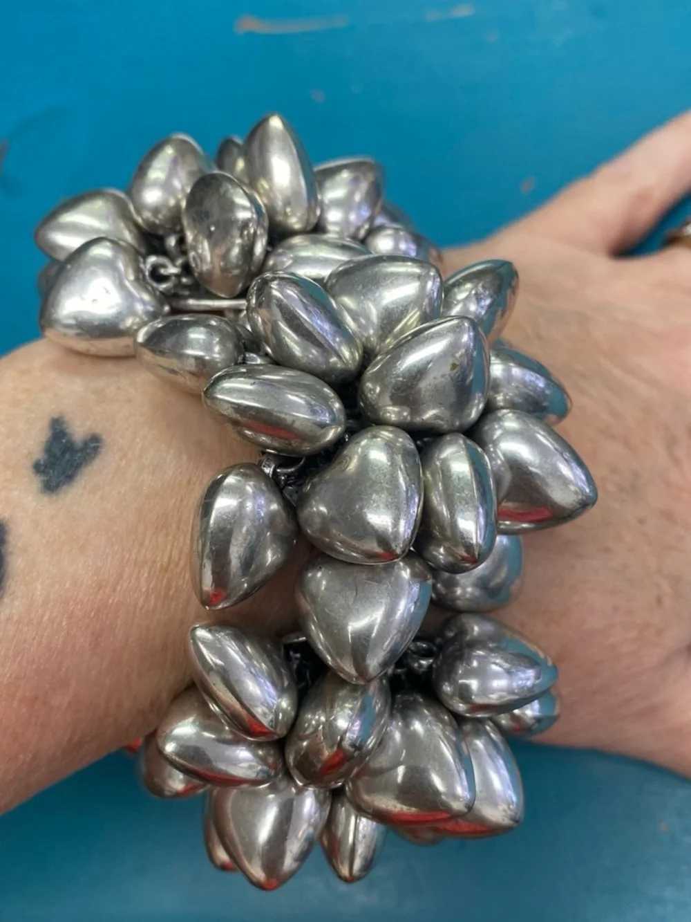 Y2K chunky cha cha cluster puffy heart bracelet. Silver tone.
